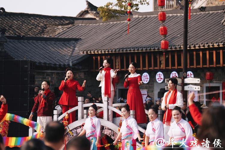湖北大冶：“四季村晚”闹新春