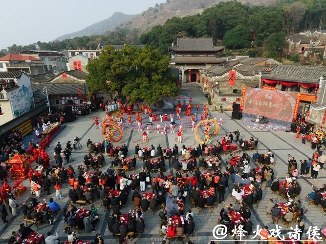 湖北大冶：“四季村晚”闹新春