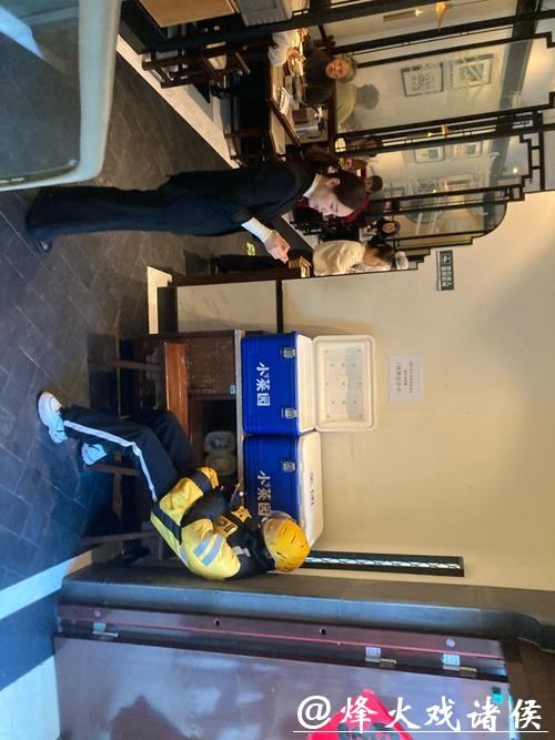 多特蒙德俱乐部员工去超市“打零工” 多特蒙德俱乐部员工去超市“打零工”