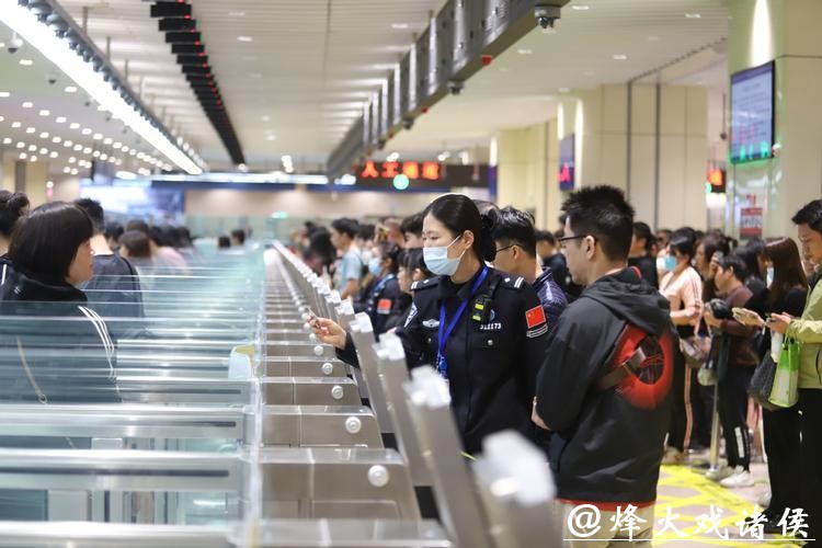 春节临近 青茂口岸迎来客流高峰