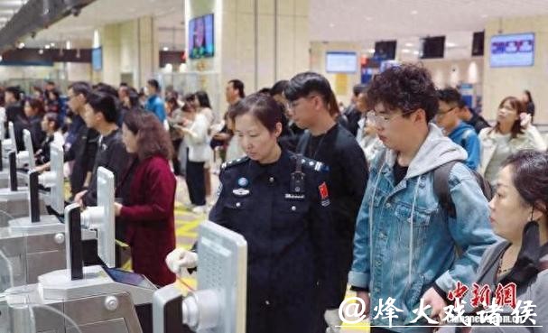 春节临近 青茂口岸迎来客流高峰