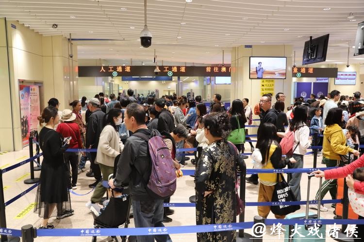 春节临近 青茂口岸迎来客流高峰